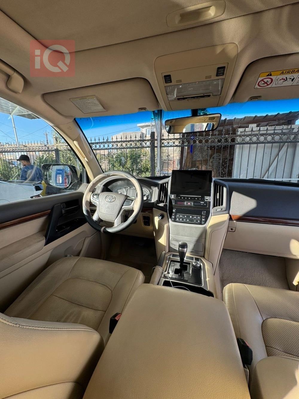 تۆیۆتا لاند کروزەر